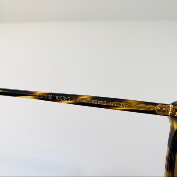 Oliver\'s People polarized Spelman Cocobolo
Crystal sunglasses